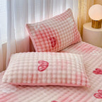 3pcs Heart Pattern Fitted Sheet Set, Soft, Comfortable, and Skin-friendly Fitted Sheet, Suitable for Bedrooms and Guest Rooms (1 Fitted Sheet, 2 Pillowcases, Does Not Include Inserts)