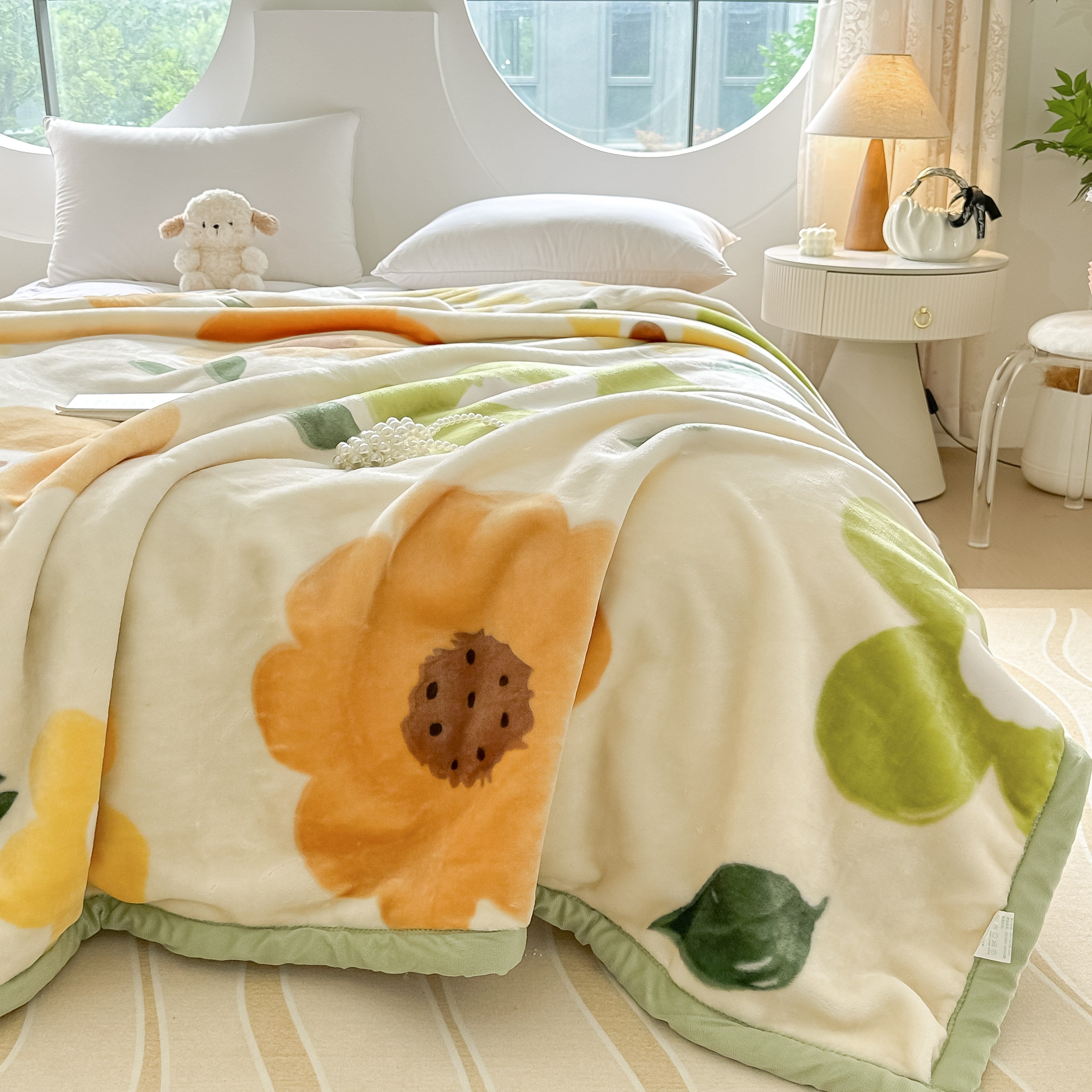 Luxurious Double-Sided Flannel Throw Blanket -Thick and Cozy Flower Blanket, All-Season Soft Couch\u002FBed Cover, Washable Decorative Throw for Home