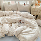 4pcs New Style Bedding, Cloud-Feel Crinkle Yarn Lace Design, Includes 1 Duvet Cover + 1 Flat Sheet + 2 Pillowcases, Fresh Country Style, Skin-Friendly and Breathable, Soft and Gentle, Printing and Dyeing, Delicate Touch, Suitable for Dormitories