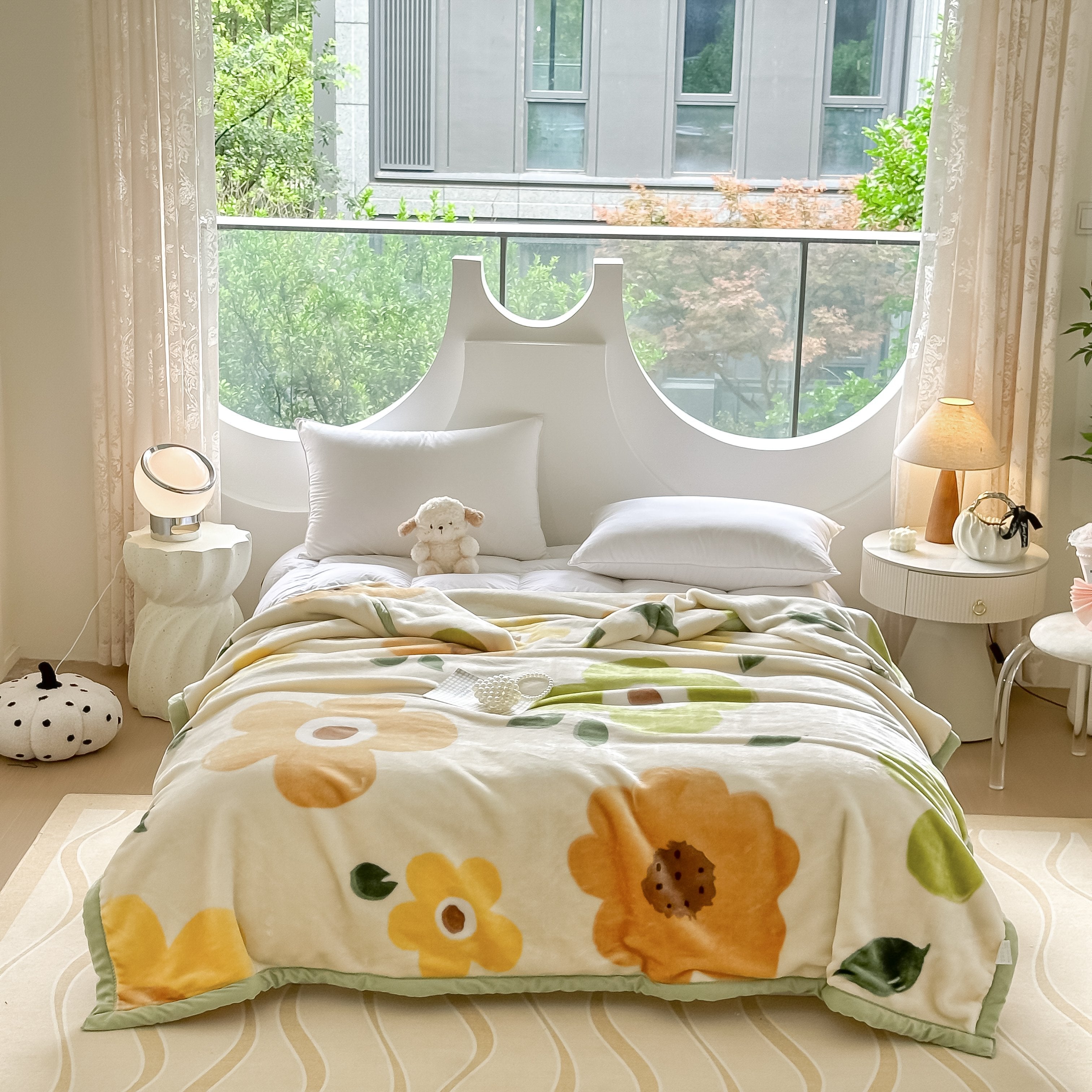 Luxurious Double-Sided Flannel Throw Blanket -Thick and Cozy Flower Blanket, All-Season Soft Couch\u002FBed Cover, Washable Decorative Throw for Home
