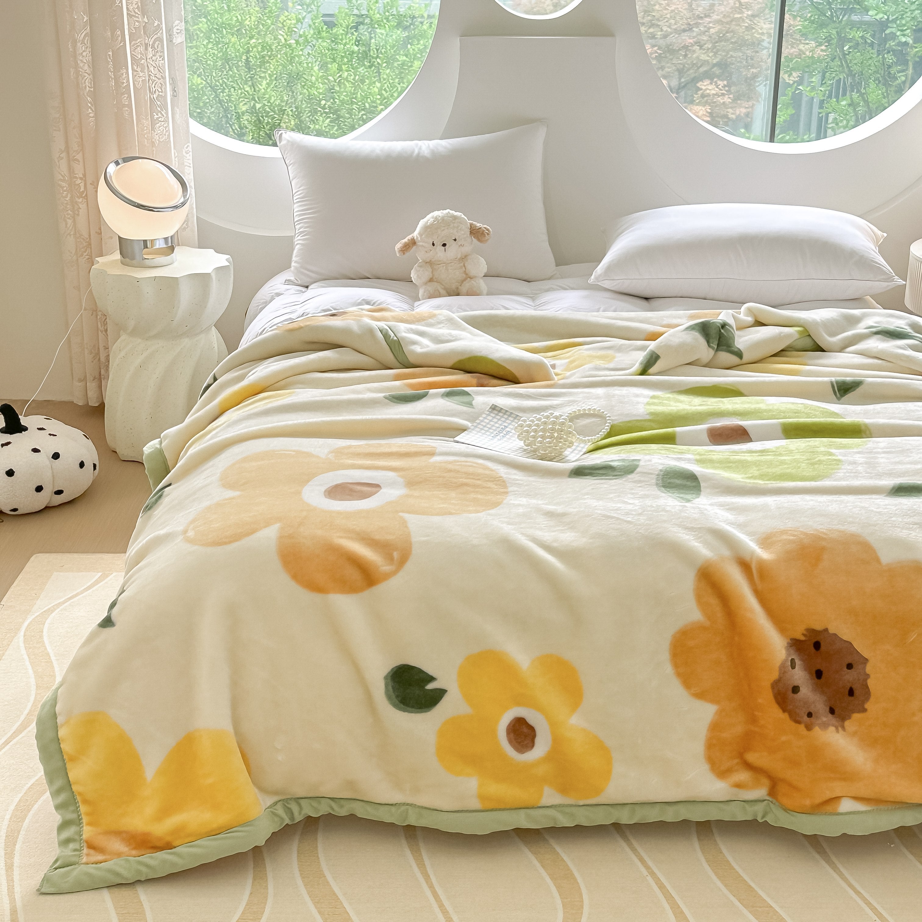 Luxurious Double-Sided Flannel Throw Blanket -Thick and Cozy Flower Blanket, All-Season Soft Couch\u002FBed Cover, Washable Decorative Throw for Home